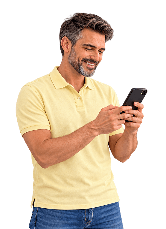 Propietario usando su celular para publicar un inmueble